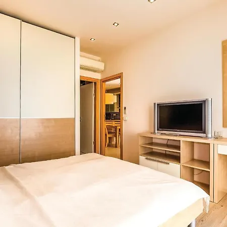 Apartment Stunning In With Sauna, 3 Bedrooms And Wifi Novi Vinodolski